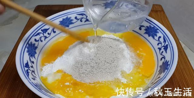 面粉别只会蒸馒头了，加3个鸡蛋，做出创意小吃，比蛋糕油条好吃