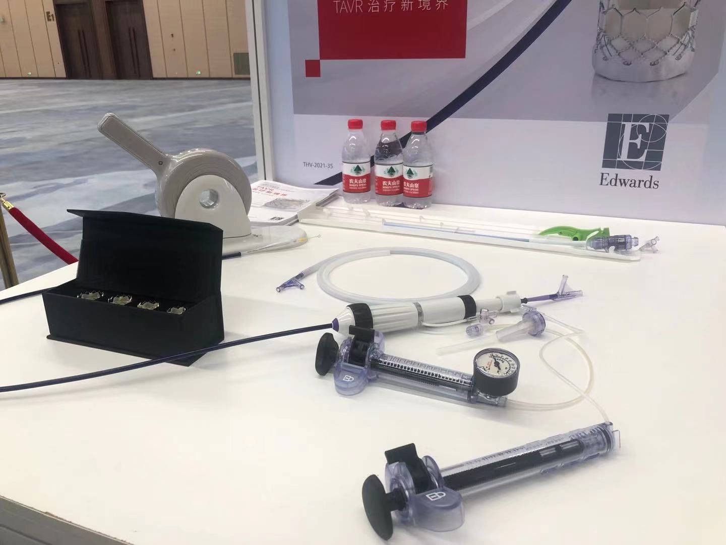 展品|不扎手指测血糖、球扩式主动脉瓣膜……去年进博会上的医疗展品,那么快都照进了现实!