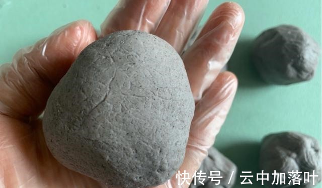 年糕|自制黑芝麻核桃芝士年糕，能拉丝又清甜，关键是一点也不腻！