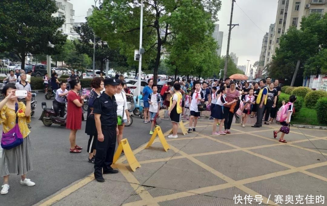 家庭教育|放学爸爸接还是妈妈接,直接看出孩子家庭教育情况,准确率很高