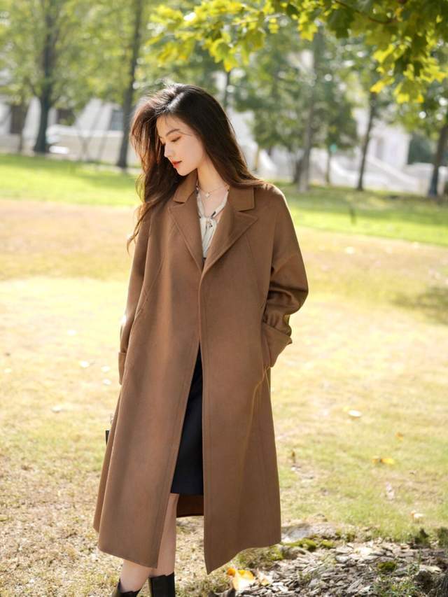 羽绒服|今冬流行的“小黑裙”正火,搭配上大衣和羽绒服都超美,高级时髦