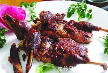 豆油|美食推荐：秘汁酱海鸭、彭祖五彩地锅鸡、鱼子小煎饼制作方法