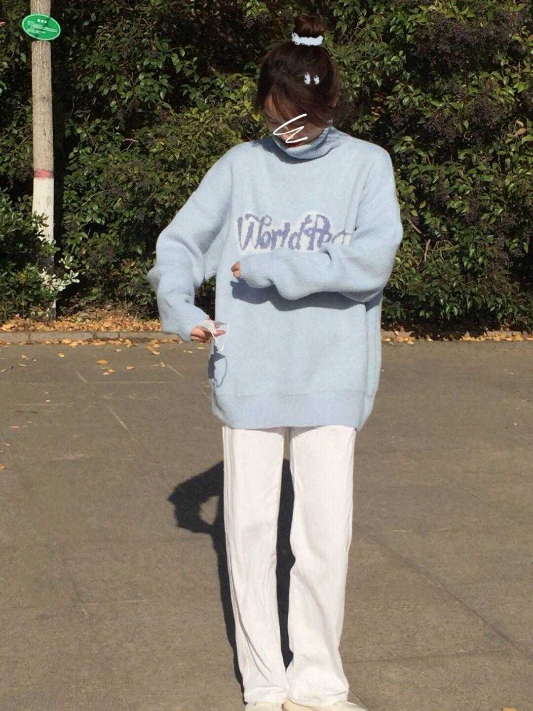 天蓝色 冬天室内穿搭千万别错过“蓝毛衣+白裤”,上身又美又仙,贼好看