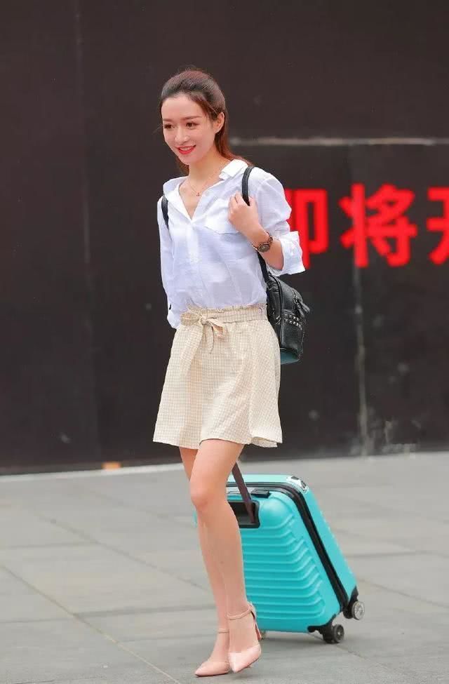 脚踩|身穿吊带连衣裙的小姐姐，脚踩高跟鞋，精致又大气