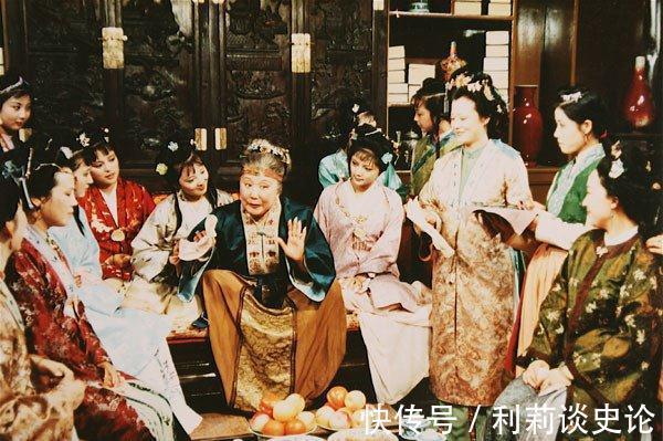 指责$贾母为何在元宵节公开指责袭人拿大?原来大有深意