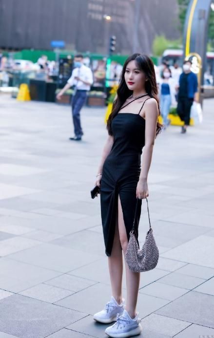 吊带裙|女神的吊带裙非要配运动鞋,美女是为了“方便”啊?
