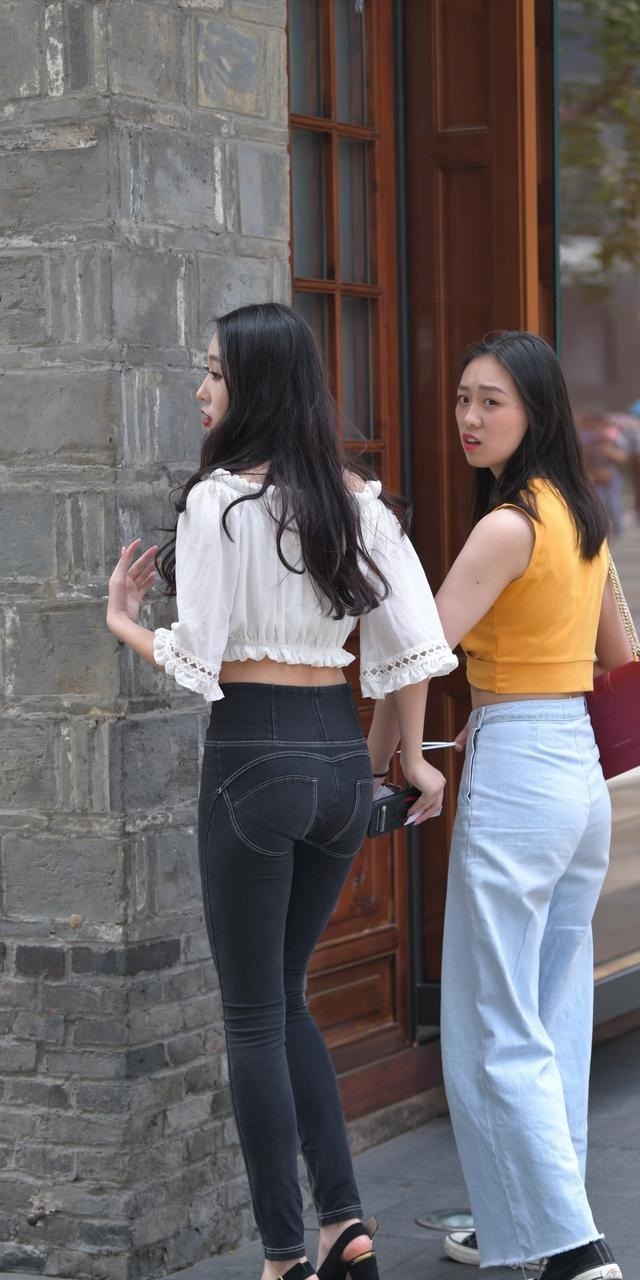 水洗|牛仔裤是百变的时尚单品,闺蜜选择了不同的款式,风格差异非常大