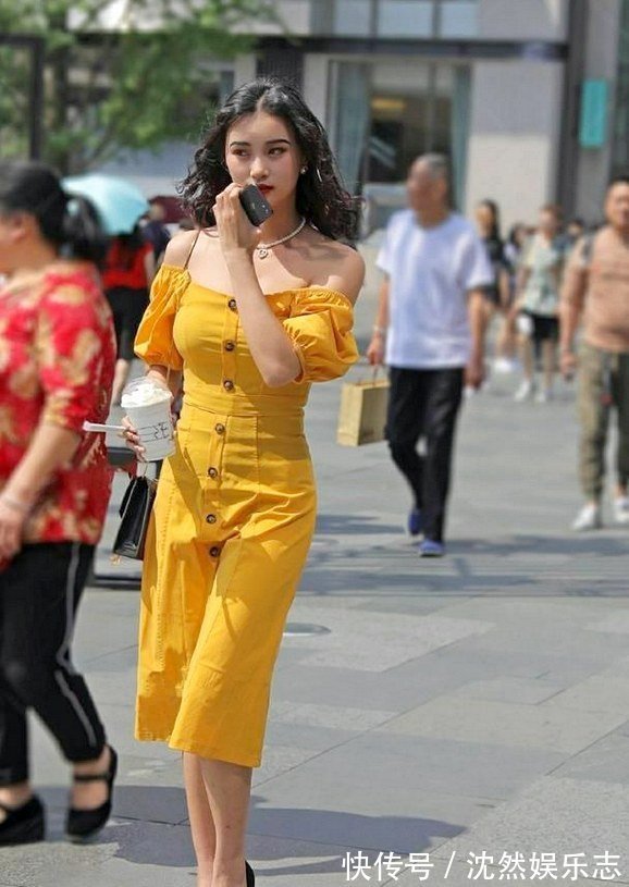 修身 黄色修身连衣裙搭配高跟鞋,炫酷十足