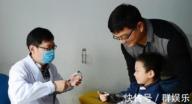 投诉|儿子深夜发高烧,医院排800多号,宝妈心急投诉,医生:自作自受