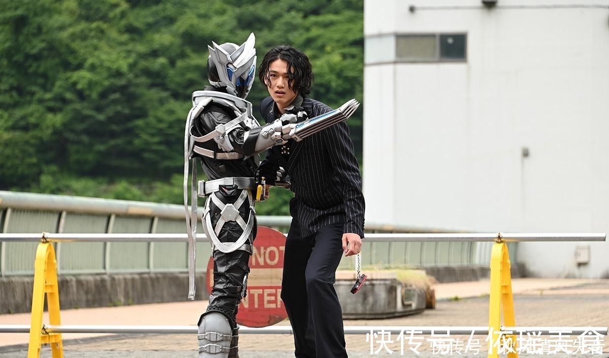 亚克|假面骑士01第39集千骑老爸登场,亚克零再虐金蝗,变身腰带被抢!