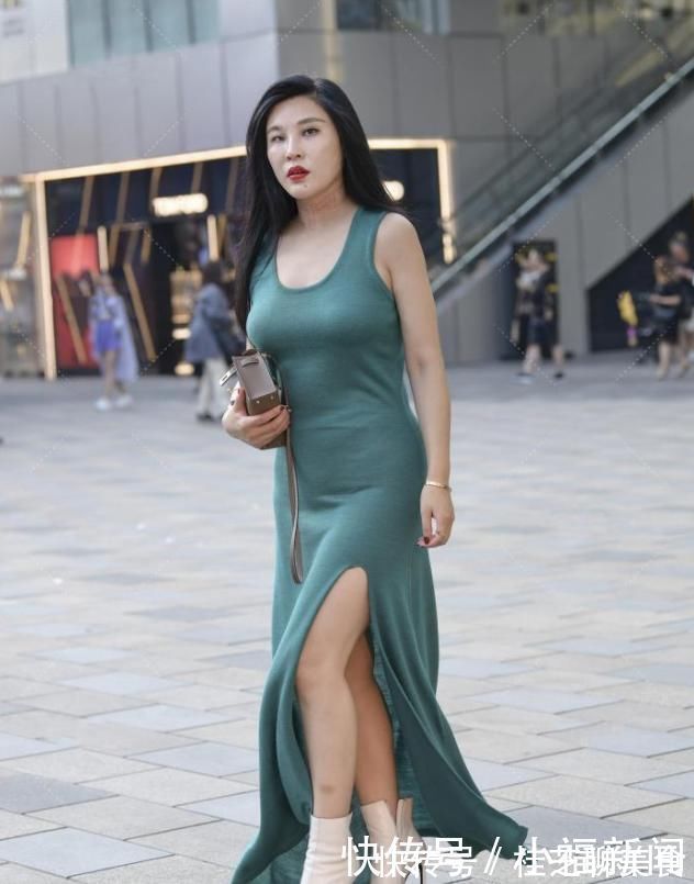 新潮流|新潮流的墨绿色连衣裙,时尚女郎手把手教你如何穿搭的“时髦”