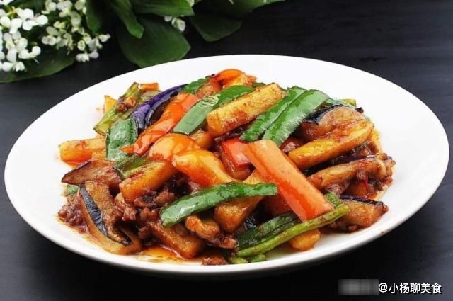 家人|炒茄子太费油？大厨教你一招，不费油，更健康，家人都说好吃！