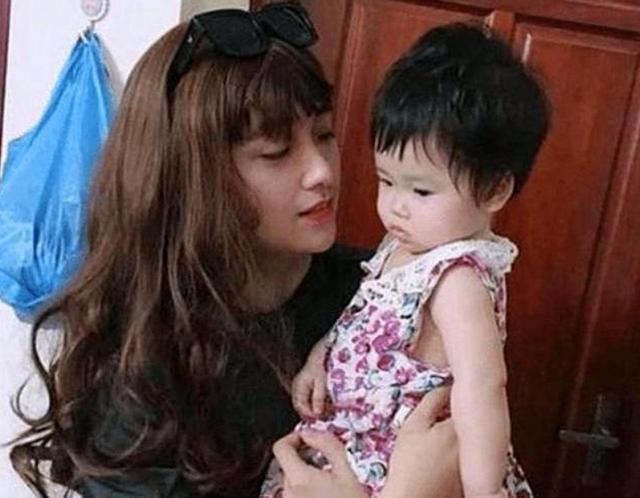 母亲|宝爸穿“女装”走红,为哄女儿高兴,宝爸把自己打扮成了“妈妈”