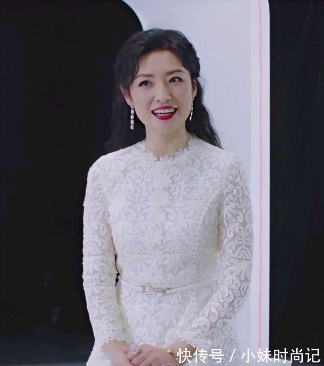 高贵|周涛不愧是主持界“一姐”,穿深蓝流苏礼裙高贵典雅,气质真绝