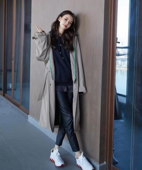“长风衣＋卫衣”，才是春天正确打开方式，三木都这样穿
