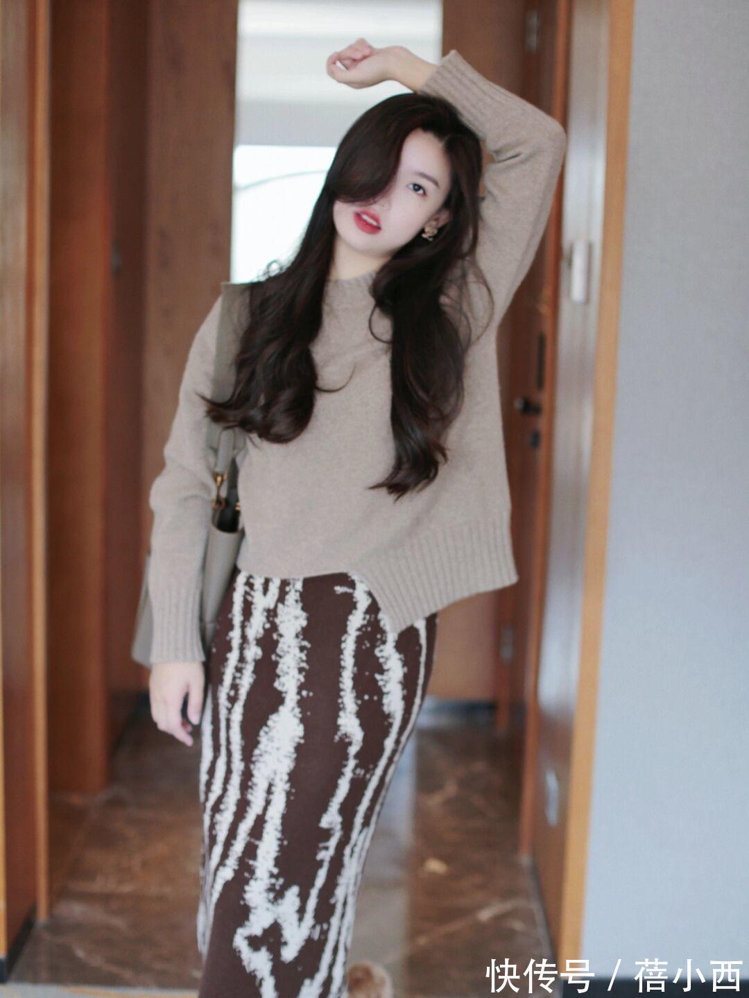 黄黑皮|穿衣简约高级的女性,都有这4件“毛衣”,看极简风博主就知道了