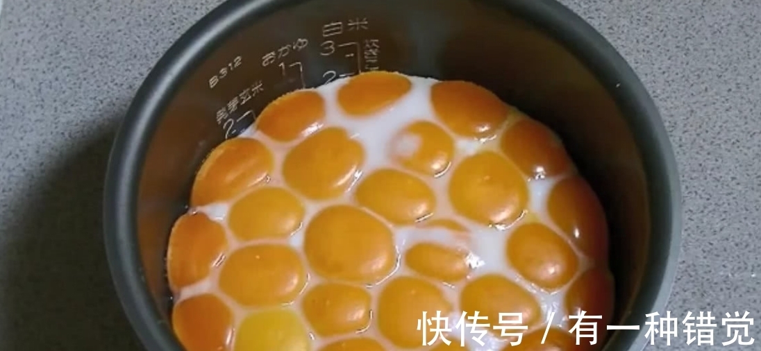女朋友不会做饭，把五十个蛋黄放进电饭煲里煮，出锅后却是美味
