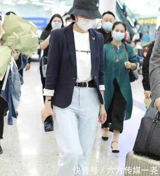 周涛|52岁周涛私服太会穿,小西装外套配牛仔裤减龄时尚,气质真高级