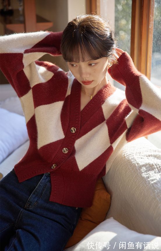 时髦 今年开春后火了一种穿搭,叫“上身奶奶,下身孙女”,减龄又时髦