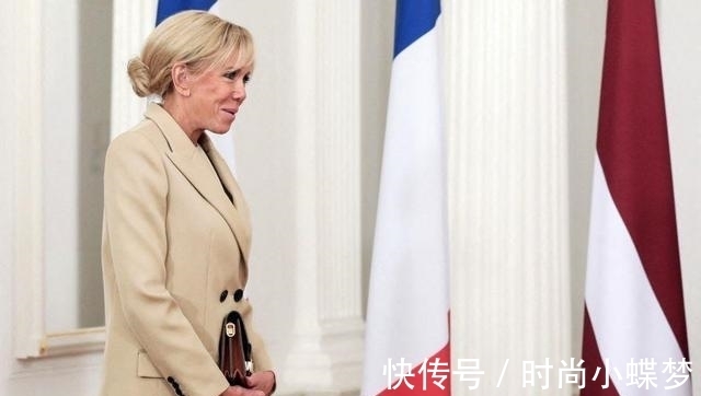 布丽吉特|法第一夫人终于换发型了!穿黑丝袜配高跟鞋,马克龙笑得合不拢嘴