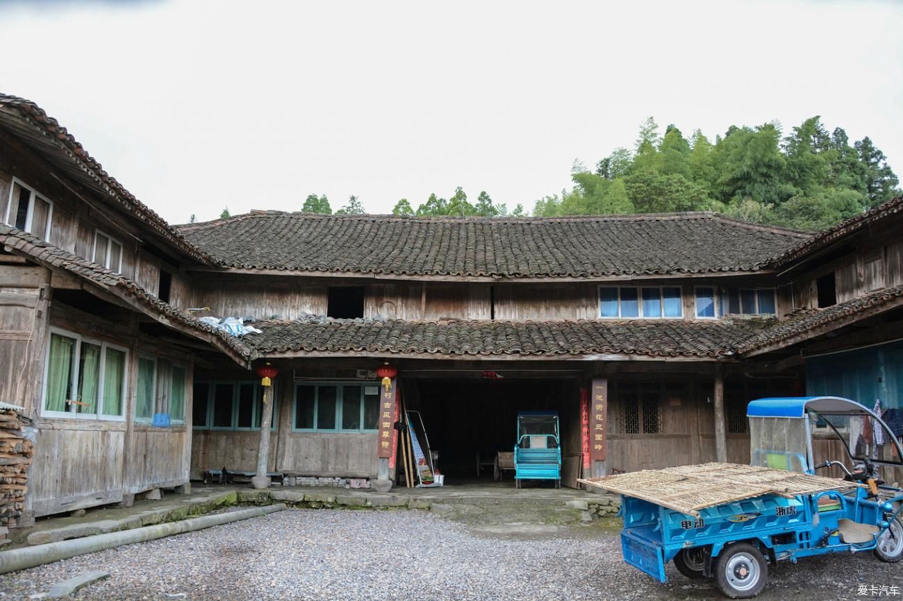 老年|小镇蒙蒙烟雨，小桥流水，断桥残雪~青山点点，古道悠悠