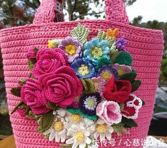 包包$55款超美的钩花包包,只要会钩不同的花,拼缝在一起,就能做出