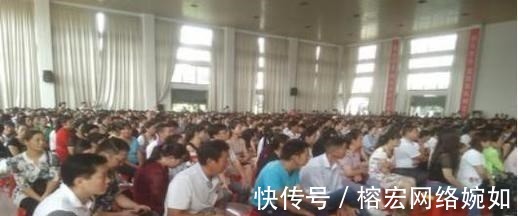 家长|研究生哥哥给弟弟开家长会,看完成绩单脸都黑了,哥哥内心很崩溃