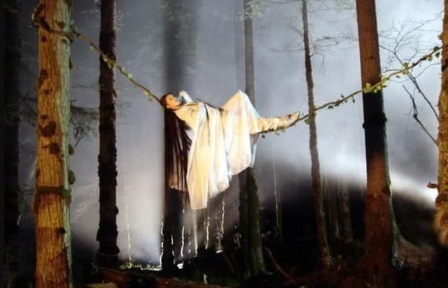 女儿|晚上睡觉时发现女儿“消失”,宝妈开灯找娃,结果扑哧一下笑出声