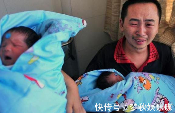 爸爸|爸爸姓“唐”，给双胞胎起名时加母姓，妈妈无奈：你看看俺姓啥