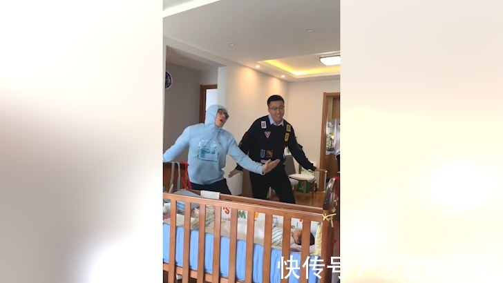 美丽的世界|两位舅舅探望刚出生的宝宝,见到她之后,接下来的动作让人笑不停