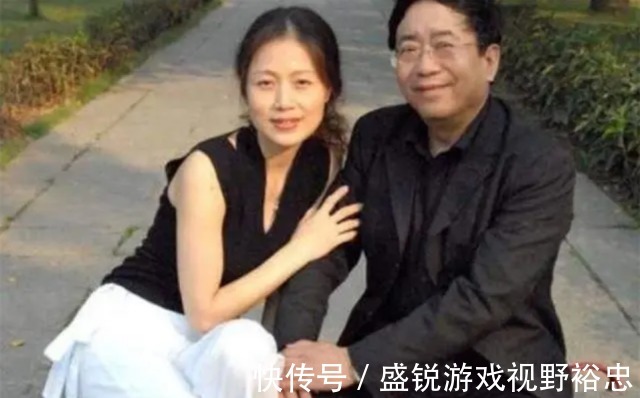 棉纺厂@余秋雨靠妻子寄打工费生活,成名后却抛弃妻子,娶“唐僧母亲”