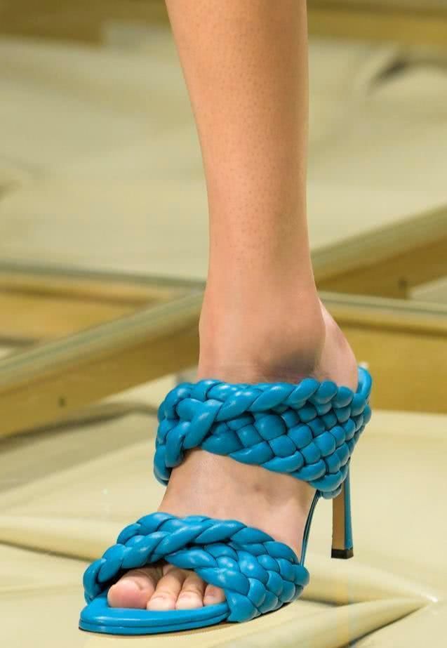 穿着|别总穿一字带凉鞋,今夏流行这些“双带”凉鞋,时髦洋气又舒适