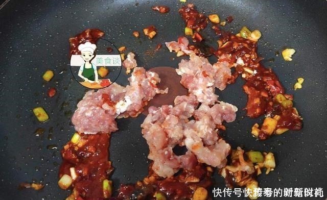 白醋|炒茄子时,直接下锅就错了,大厨教您一招,茄子香软,不油不发黑!
