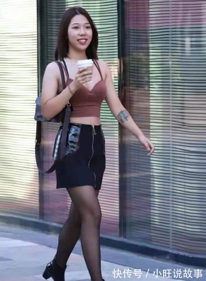 小女孩 吊带搭配皮黑丝短裙,俏皮可爱,层次分明