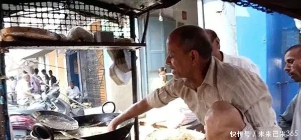 老汉街头做炸鸡,接下来他的动作让人不敢直视