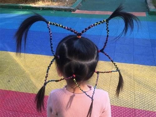 亲妈给女儿扎了个“五角星辫”走红，网友：这个辫子表示星期五？