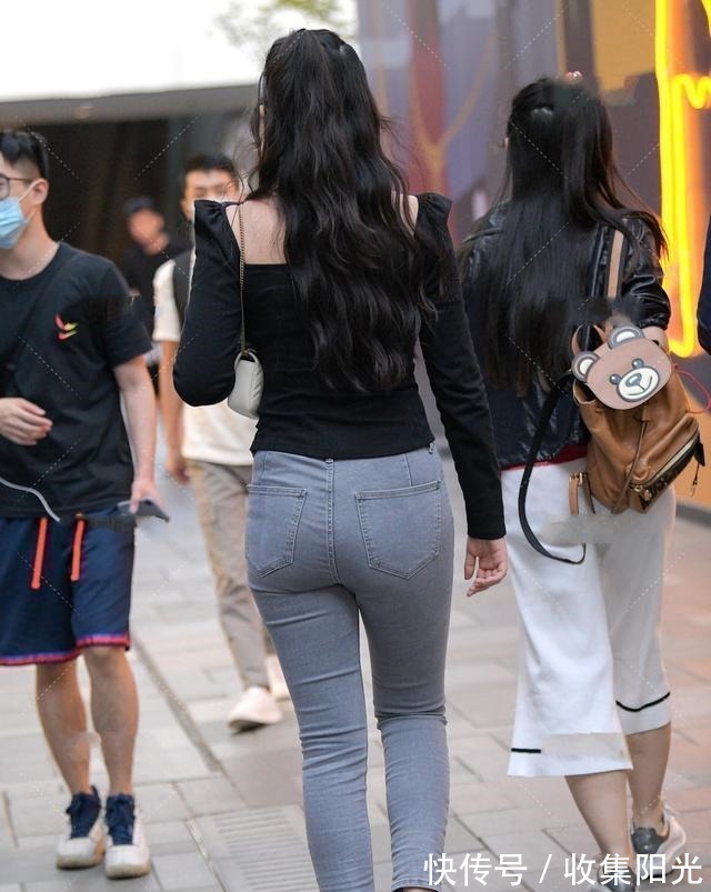 小姐姐 黑色方领上衣搭配灰色打底裤，多变风格，少女感呼之欲出！