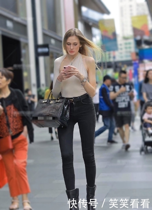 美女|美女街拍小姐姐穿针织套装出街,度过一个“温情”的秋天