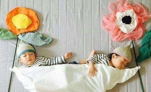 孕妇|26岁孕妇生下龙凤胎,正要缝合时她却大叫“等下”,医生满脸无奈