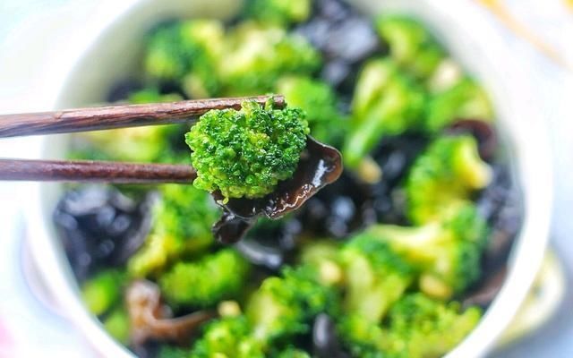 凉拌木耳西兰花|它是“清肠第一菜”，坚持每天吃一盘，刮油甩赘肉，一周瘦5斤