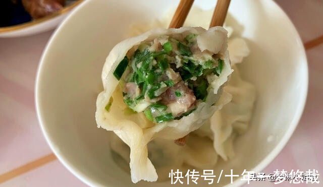 包韭菜饺子，直接拌馅是大错，多加1步，韭菜馅更翠绿，不出水