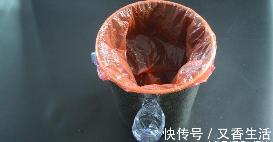 垃圾桶上粘一个塑料瓶, 一年还能帮家里省不少钱, 可惜知道的人不多