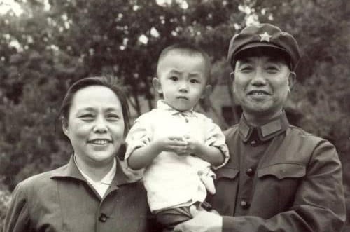 上将|萧克是开国第一上将,儿子却穿补丁衣服上学,同学们都笑话他