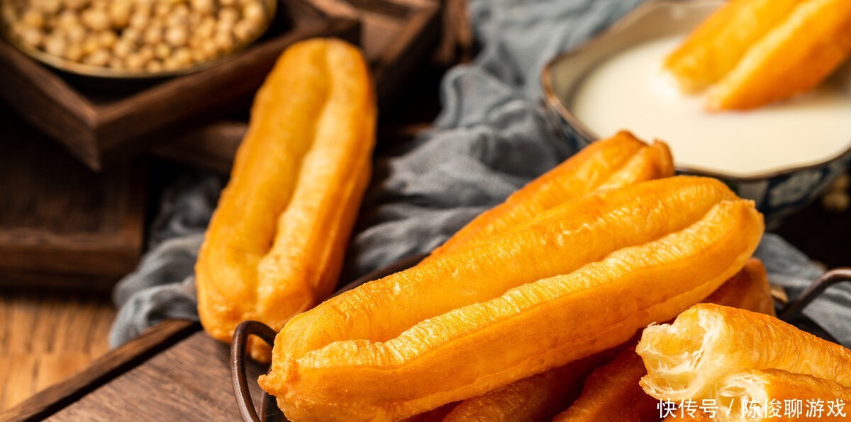 原来炸油条很简单,不用泡打粉,油条依旧能轻松,外酥里嫩还美味