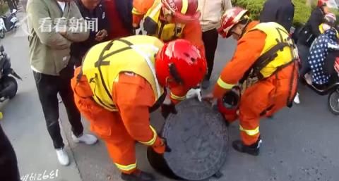 消防队员|为逃追捕小偷跳河钻入下水道：我不能上去，丢人