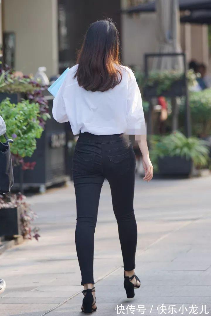 牛仔裤|牛仔裤配上T恤衫,经典的黑与白,帅气又不失温柔的美