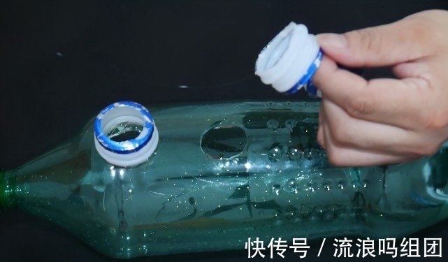 大号塑料瓶不要扔，中间切4个圆圈，放在卫生间，全家人都抢着用