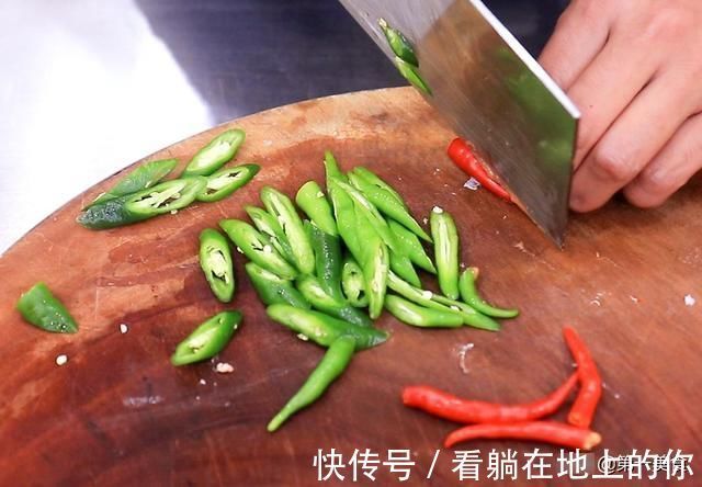 肉片|黄花菜炒肉最忌讳直接下锅炒，多做这两步，口感脆嫩劲道又不苦涩