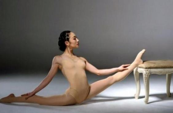 柔术@中国第一柔术美女,轻松打破吉尼斯纪录,网友:这姿势好眼熟