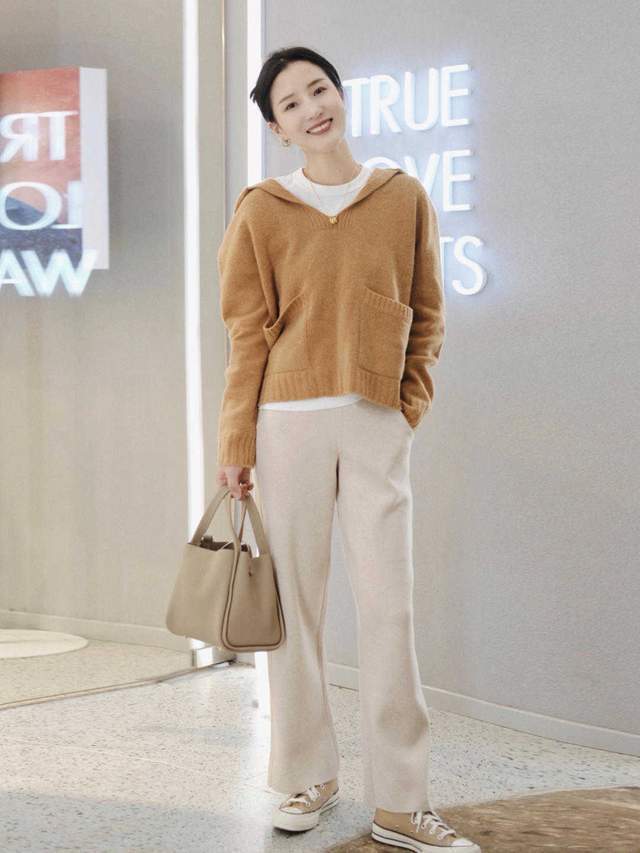 秋天|秋天怎么能少了大地色的衣服呢?大衣配格子半身裙,高级又洋气